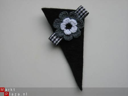 ** Driehoekige vilten broche (zwart) - nr. 1