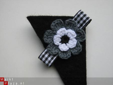 ** Driehoekige vilten broche (zwart) - 1