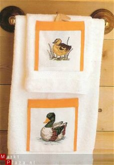 borduurpatroon 5588  twee handdoeken met zakken met eendjes