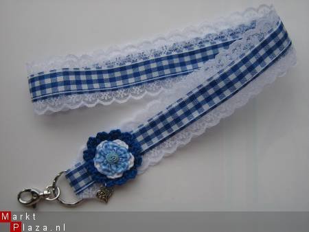 ** Keycord met gehaakte bloem (blauw/wit) - 0