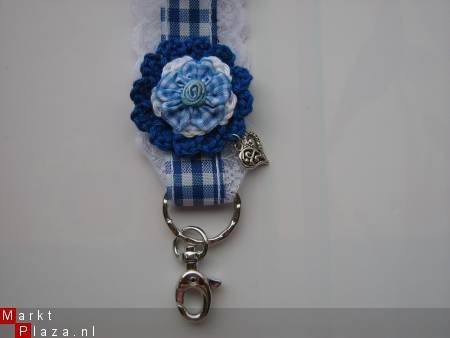 ** Keycord met gehaakte bloem (blauw/wit) - 1