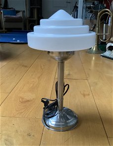Art deco verlichting design tafellamp.Trapkap met punt.
