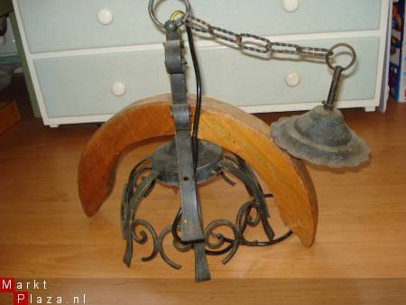 oud frame van smeedijzeren lamp met houten balk - 1