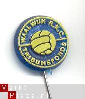 Waalwijk R.K.C. tribunefonds plastic voetbalspeldje (P_055) - 1