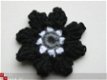 ** Grote gehaakte driekleurige bloem (zwart) - 0 - Thumbnail