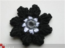 ** Grote gehaakte driekleurige bloem (zwart)
