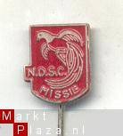 N.D.S.C. missie rood  speldje (T_044)