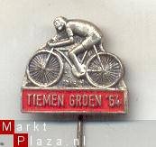 tiemen groen'64 rood fiets speldje (T_096) - 1