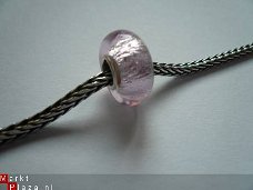 licht roze glasbedel met massieve enkele zilveren (925) kern