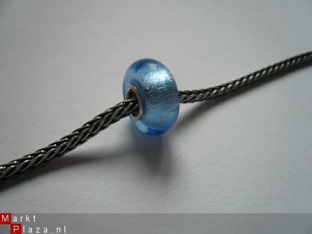 blauwe glasbedel met massieve enkele zilveren (925) kern - 1