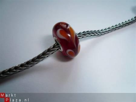 glasbedel rood met oranje vlam met massieve zilveren kern - 1