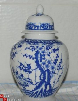 Mooie wit met blauwe gedecoreerde vaas met deksel* H. 26 cm. - 1