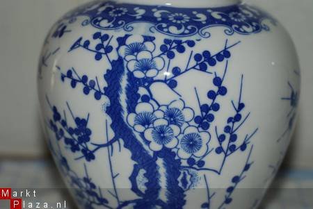 Mooie wit met blauwe gedecoreerde vaas met deksel* H. 26 cm. - 2