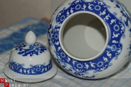 Mooie wit met blauwe gedecoreerde vaas met deksel* H. 26 cm. - 3