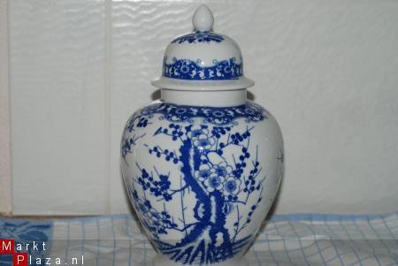 Mooie wit met blauwe gedecoreerde vaas met deksel* H. 26 cm. - 4