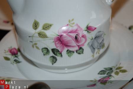 Mooie koffie/theepot, 8 kop en schot.- 5 geb.bord Chodziez - 1