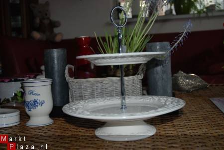 Schattige brocante witte etagere met mooie opengewerkte rand - 1