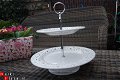 Schattige brocante witte etagere met mooie opengewerkte rand - 1 - Thumbnail