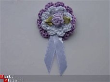 ** Gehaakte broche / kindercorsage (lila/wit)