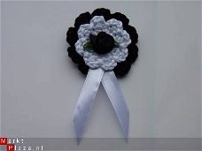 ** Gehaakte broche / kindercorsage (zwart/wit)