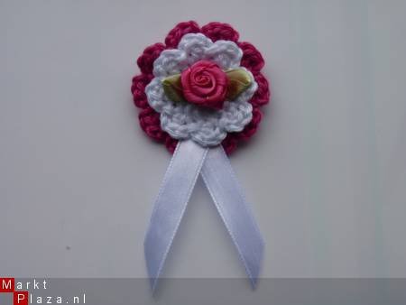 ** Gehaakte broche / kindercorsage (fuchsia/wit) - Afbeelding 2
