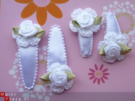 ** Gehaakte broche / kindercorsage (fuchsia/wit) - nr. 1