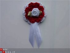 ** Gehaakte broche / kindercorsage (rood/wit)