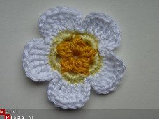 ** Grote (5,5 cm) gehaakte bloem (wit/geel)