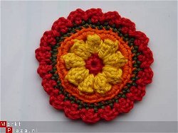 ** Gehaakte bloemapplicatie (rood/geel)