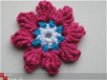 ** Grote gehaakte driekleurige bloem (fuchsia) - 0 - Thumbnail