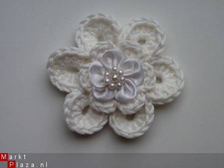 ** Gehaakte broche (SARA) - nr. 1