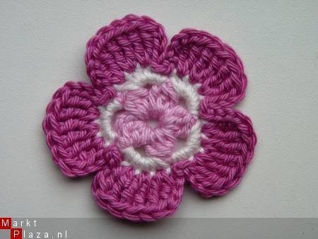** Grote (5,5 cm) gehaakte bloem (fuchsia/roze/creme) - 0