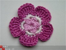 ** Grote (5,5 cm) gehaakte bloem (fuchsia/roze/creme)