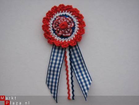 ** Gehaakte rood/wit/blauwe bloemenbroche met lintjes - nr. 1