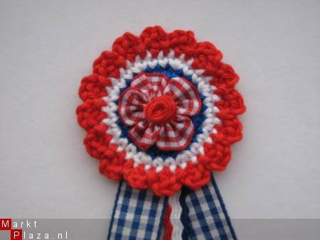 ** Gehaakte rood/wit/blauwe bloemenbroche met lintjes - Afbeelding 2