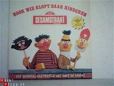 Bert en Ernie: Hoor wie klopt daar...