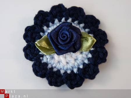 ** Gehaakte bloemapplicatie met roosje (donkerblauw) - nr. 1