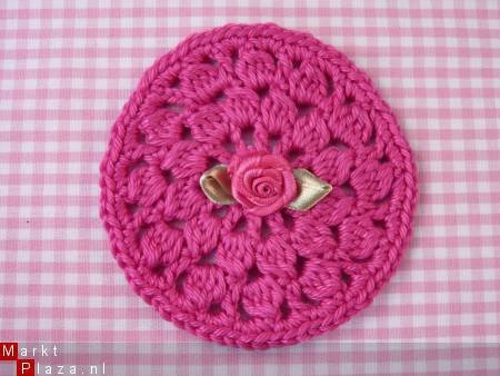 ** Grote gehaakte applicatie met roosje (fuchsia) - nr. 1