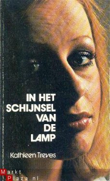 In het schijnsel van de lamp