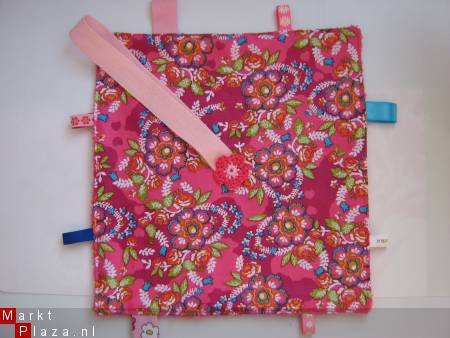 ** Donkerroze bloemetjes speendoekje / knuffeldoekje - nr. 1