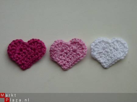 ** Gehaakte hartjes (3 cm) - fuchsia/lichtroze/wit - nr. 1