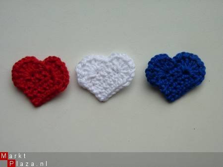 ** Gehaakte hartjes (3 cm) - rood/wit/blauw - nr. 1