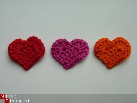 ** Gehaakte hartjes (3 cm) - rood/oranje/fuchsia - nr. 1