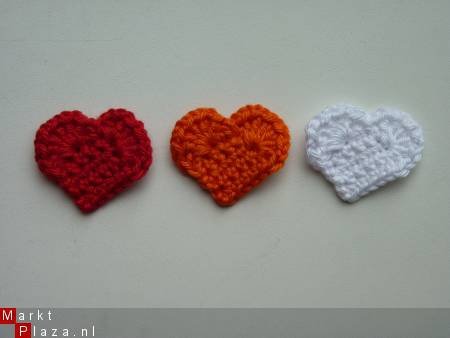 ** Gehaakte hartjes (3 cm) - rood/oranje/wit - nr. 1