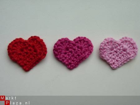 ** Gehaakte hartjes (3 cm) - rood/fuchsia/lichtroze - nr. 1