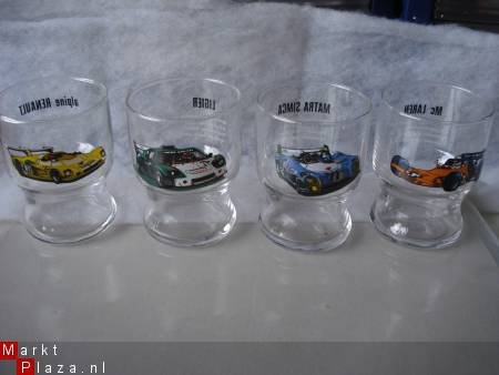 kleine glaasjes met raceauto,s 9 cm hoog retro 4 stuks - 1