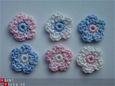 ** Setje van 6 pastelkleurige gehaakte bloemetjes (3 cm)