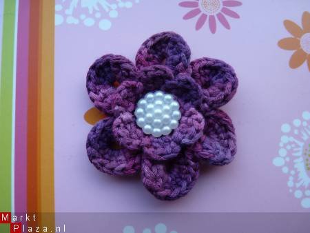 ** Gehaakte broche met parelmoer hartje (marmerpaars) - nr. 1