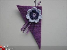 ** Driehoekige vilten broche (paars)