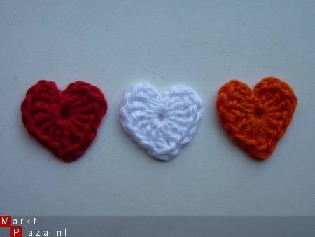 ** 3 gehaakte minihartjes (rood/oranje/wit) - nr. 1